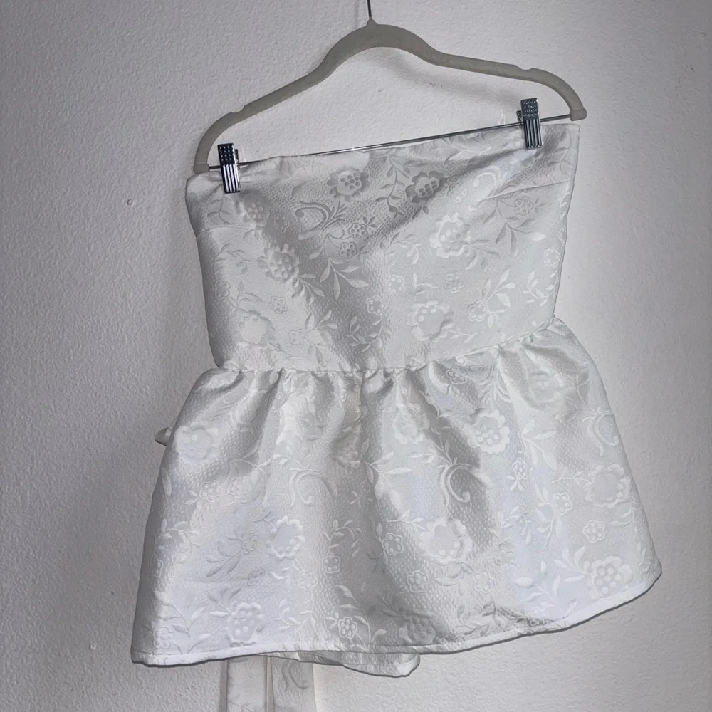 LAAGAM White Cecicle Open Back Top Medium Large Floral - Picture 2 of 6